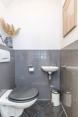 Foto - Verkocht onder voorbehoud: Instapklare ruime tussenwoning uit 1997 met 3 slaapkamers, moderne badkamer, tuin en garage in Heerlen